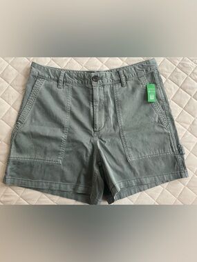 New w/tags Gap Woman Green Carpenter Shorts Sz 14   5” inseam 12” Rise